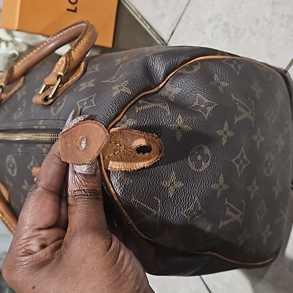 EUC Louis Vuitton Monogram Speedy 30 - Picture 8 of 17
